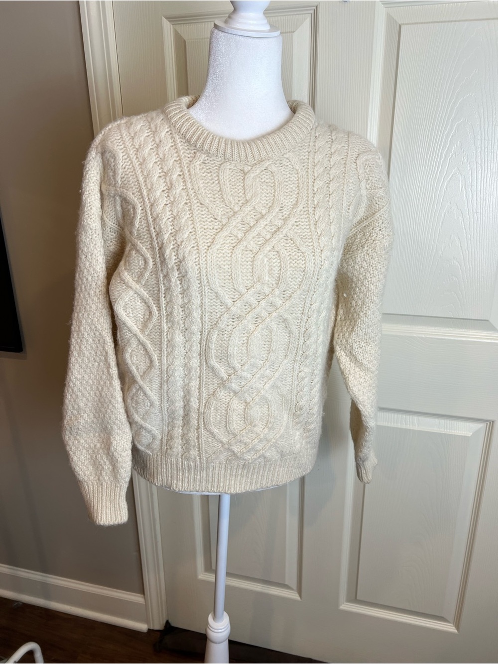 Vintage Pitlochry UK Women's Cream Cable-Knit Crewneck Sweater wool small